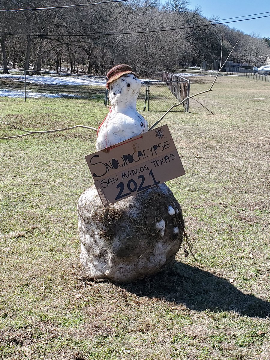jjaques_LAS's tweet photo. Last "snow" man standing in our neighborhood #Texas #SnowStorm2021 #Snowpocalypse2021 #Snovid21 https://t.co/HImZcNKIva