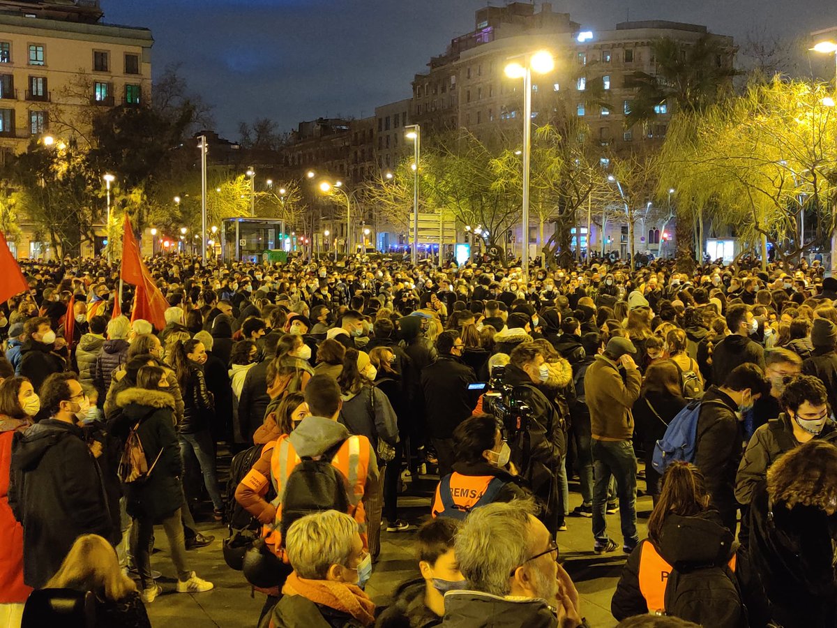 🔴 DIRECTE | Cada vegada més gent a la plaça de la Universitat. Continuen arribant columnes des de diversos punts de la ciutat 

Segueix la protesta en #directebetevé, aquí ⬇

beteve.cat/societat/cinqu…