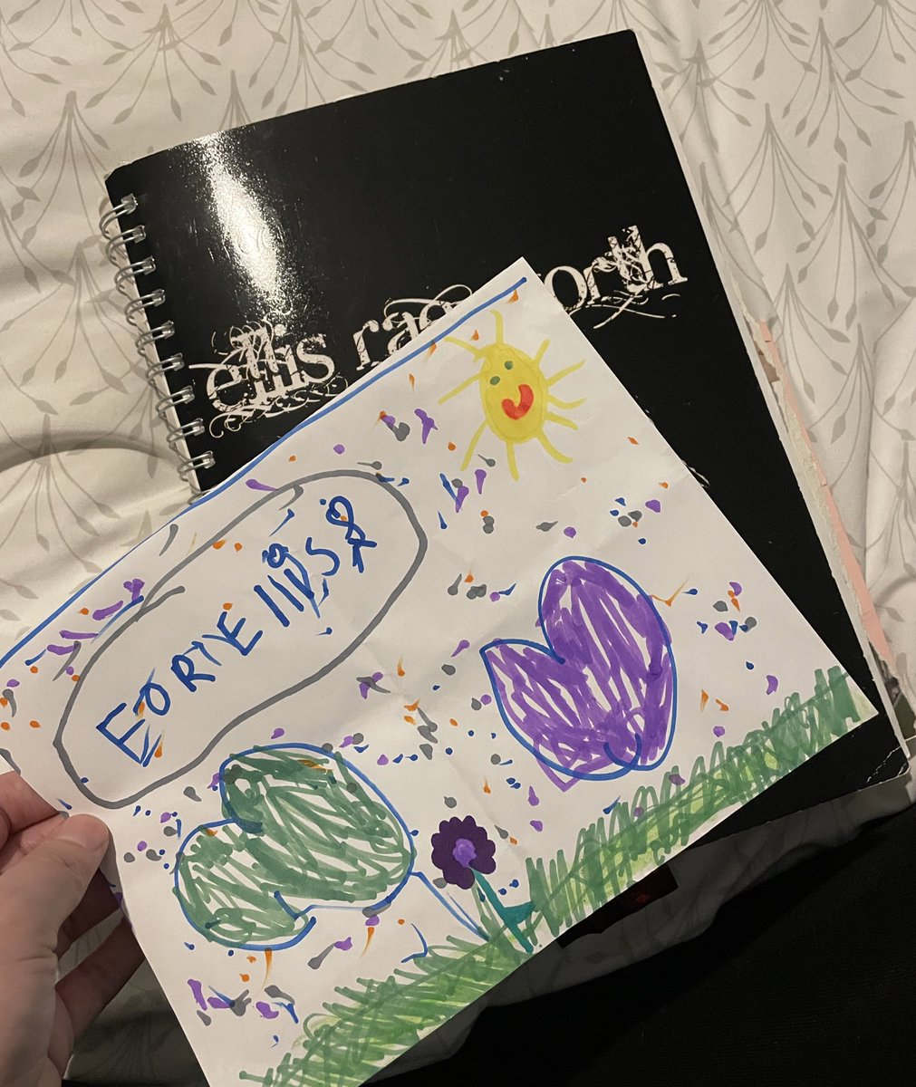 EllisOT97_'s tweet photo. The best scrapbook I ever chose to make is the one Iโve filled with drawings, little notes and handmade cards from family and friends. Itโs been almost a year since Iโve added to it, until this lovely surprise post today. โค๏ธ #memoryhoarder #smile https://t.co/d1ea9CGspJ