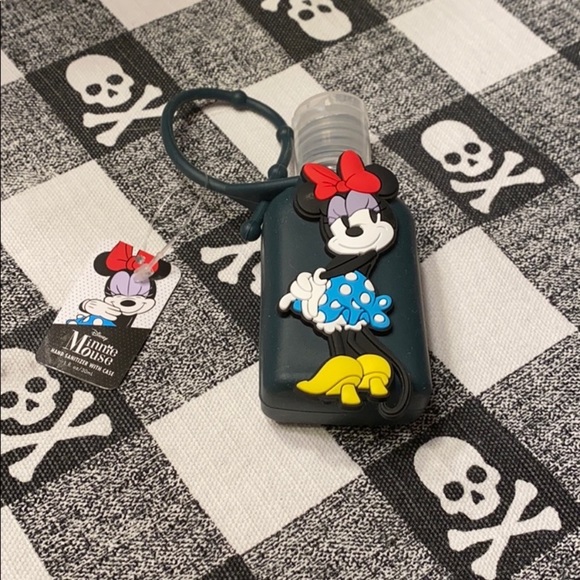 AlexisPaigeG's tweet photo. So good I had to share! Check out all the items I'm loving on @Poshmarkapp #poshmark #fashion #style #shopmycloset #disney #stevenbystevemadden: https://t.co/mB1Z8xuWK7 https://t.co/GECHFgoUVl