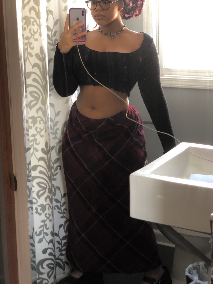 matrizora's tweet photo. AHHH MY SKIRT CAME YEAAA WHO WONT ME 😩 https://t.co/BRfxWmKJHo