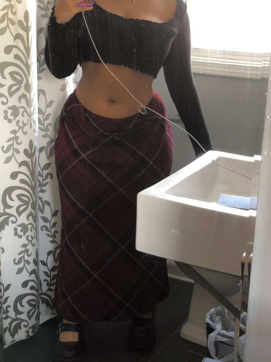 matrizora's tweet photo. AHHH MY SKIRT CAME YEAAA WHO WONT ME 😩 https://t.co/BRfxWmKJHo