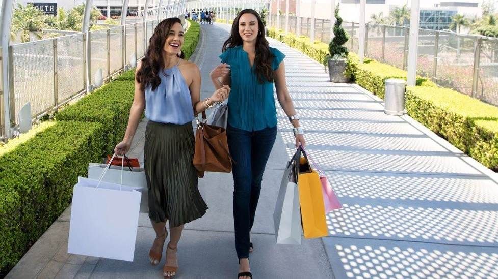 USARediscover's tweet photo. Go someplace warm this winter. Costa Mesa lets you get outdoors,  explore public art, and hit the largest shopping center on the west coast all year. Our friends @TravelCostaMesa shared the best ways to brighten up the season. https://t.co/ul11izMSjO #Travel #RediscoverAmerica https://t.co/dItW9z9my9