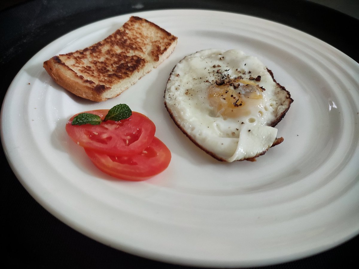 carvingmaster05's tweet photo. Today's Egg Series 🥚
All happiness depends on a delicious breakfast 🤩
🍳 Sunny side up (Bull's Eye)
🍳 Double Fried
🍳 Poach Egg 
🍳 Soft, Medium and Hard Boiled Eggs
With toast and tomato slices
#carvingmaster05
#eggs #sunnysideup #plating #breakfast #poachedeggs #michelinstar https://t.co/NwWXewpHJp