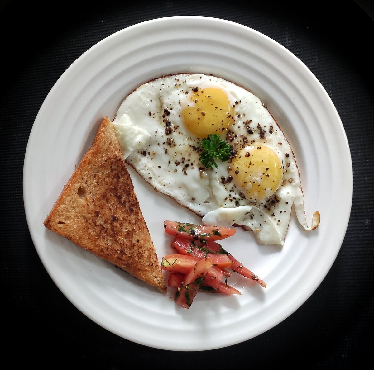carvingmaster05's tweet photo. Today's Egg Series 🥚
All happiness depends on a delicious breakfast 🤩
🍳 Sunny side up (Bull's Eye)
🍳 Double Fried
🍳 Poach Egg 
🍳 Soft, Medium and Hard Boiled Eggs
With toast and tomato slices
#carvingmaster05
#eggs #sunnysideup #plating #breakfast #poachedeggs #michelinstar https://t.co/NwWXewpHJp