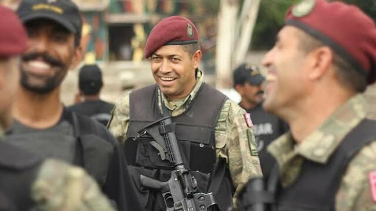 Ne güzel bir doğum. 
Güneş gibi. Diriliş gibi. 
Şanlı bir duruşla şehadete yürüyüş gibi. 🇹🇷 🇹🇷 

#ÖmerHalisdemir