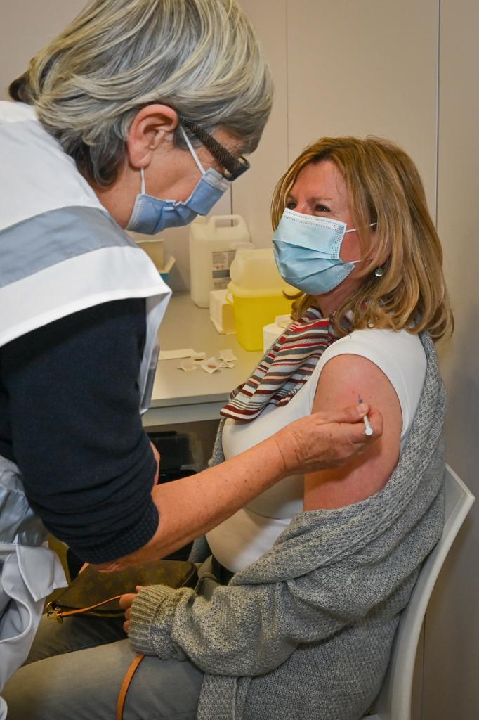 gem_Koksijde's tweet photo. π£ UPDATE - #coronavaccinatie - 200 zorgprofessionals werden vandaag gevaccineerd i/h vaccinatiecentrum Furnevent. Een geslaagde #wetrun waarbij medisch & niet-medisch personeel voor het 1ste werden ingezet. Alles werd minutieus voorbereid. (1/2) https://t.co/kpkwYrSaSj