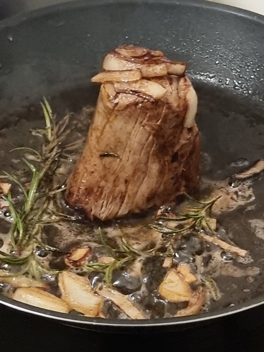 MarcBuergi's tweet photo. Jenzer Fleisch. Alles andere ist einfach nur Fleisch. Selbstverständlich bleu. 
#Fleischtiger https://t.co/00hN4D2ajQ