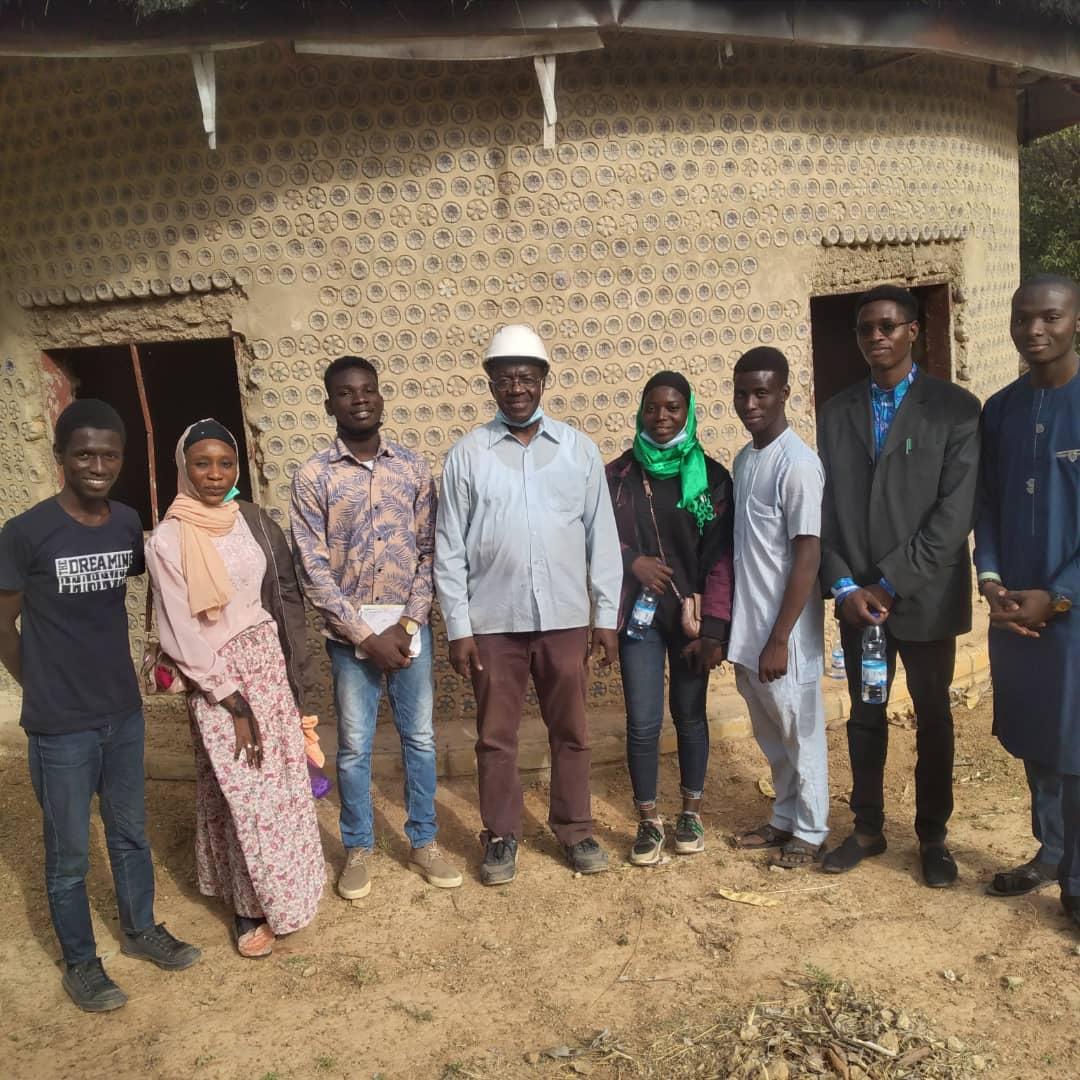 Partnership is a veritable tool in achieving the SDGs. Earlier at the #DevelopmentalAssociationforRenewableEnergies in Yelwa village (Kaduna), towards chatting the course forward on combating climate change.

#ClimateAction
#PloggingNigeria
#PloggingClubABU