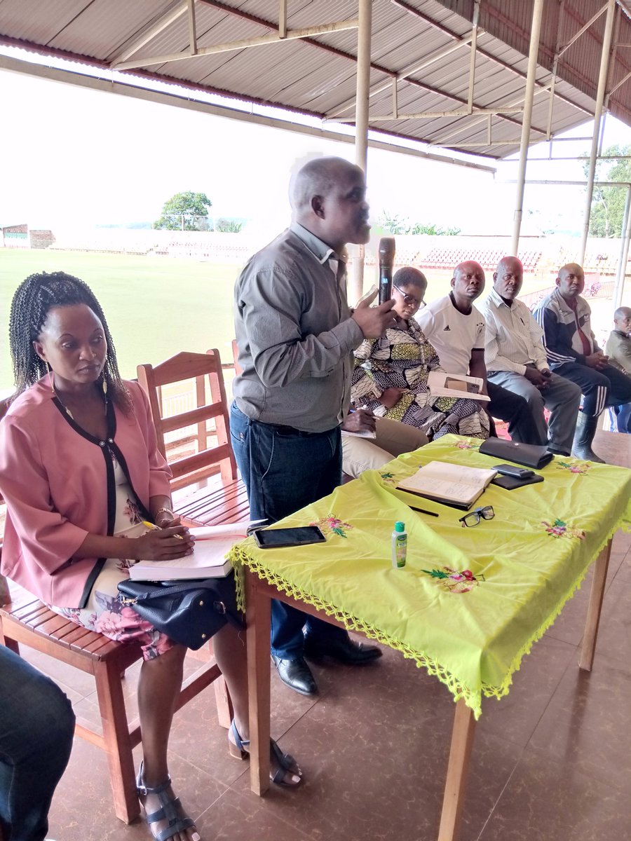 BuhumuzaProvinc's tweet photo. #Burundi L'administrateur Communal de #Muyinga 
 @AmedeeMisago a animé une réunion au stade #Umuco, ce vendredi 19/2/2021à l'intention de la population du Centre urbain #Muyinga. https://t.co/GaIBdhiNI7