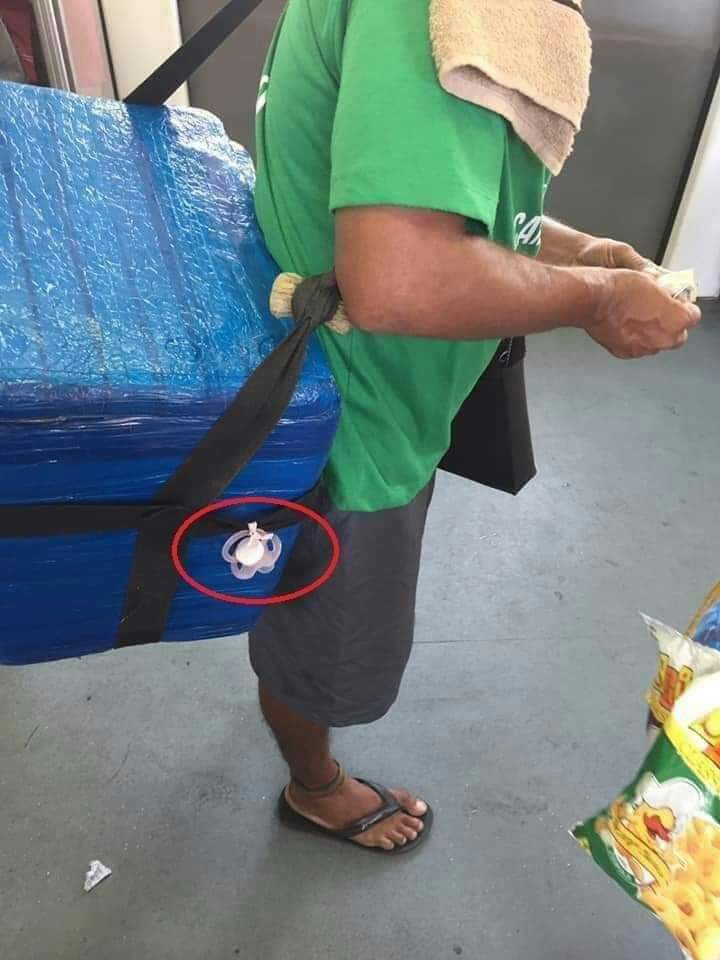 PAOORIXA's tweet photo. Hoje, eu vi um camelô passar por mim vendendo água, refri e cerveja, eu o parei e pedi uma água. No momento em que ele desceu a caixa e a apoiou no chão eu notei que havia algo diferente amarrado no isopor, era uma chupeta. https://t.co/0L9dB4afFR