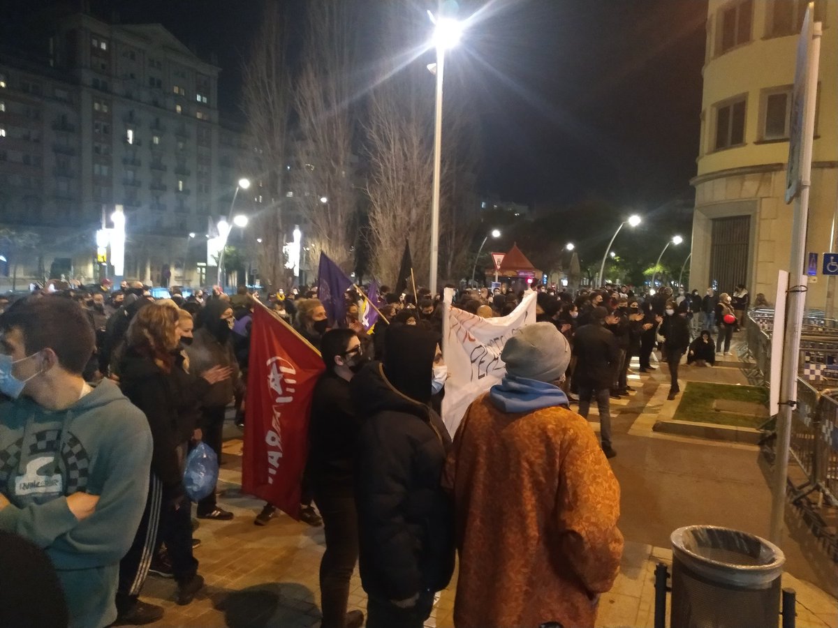 reusdigitalcat's tweet image. Uns 200 manifestants són a l'exterior de la comissaria de la policia. Cinquena nit de protestes després de l'empresonament de Hásel. #Reusdigital