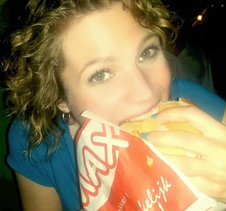 Santjeishier's tweet photo. VroegΓ’h.....toen de kroegen open waren. En je na een nacht stappen onderweg naar huis nog even een hamburger ging eten. π»π #misdit https://t.co/Vtt9qlVYDn