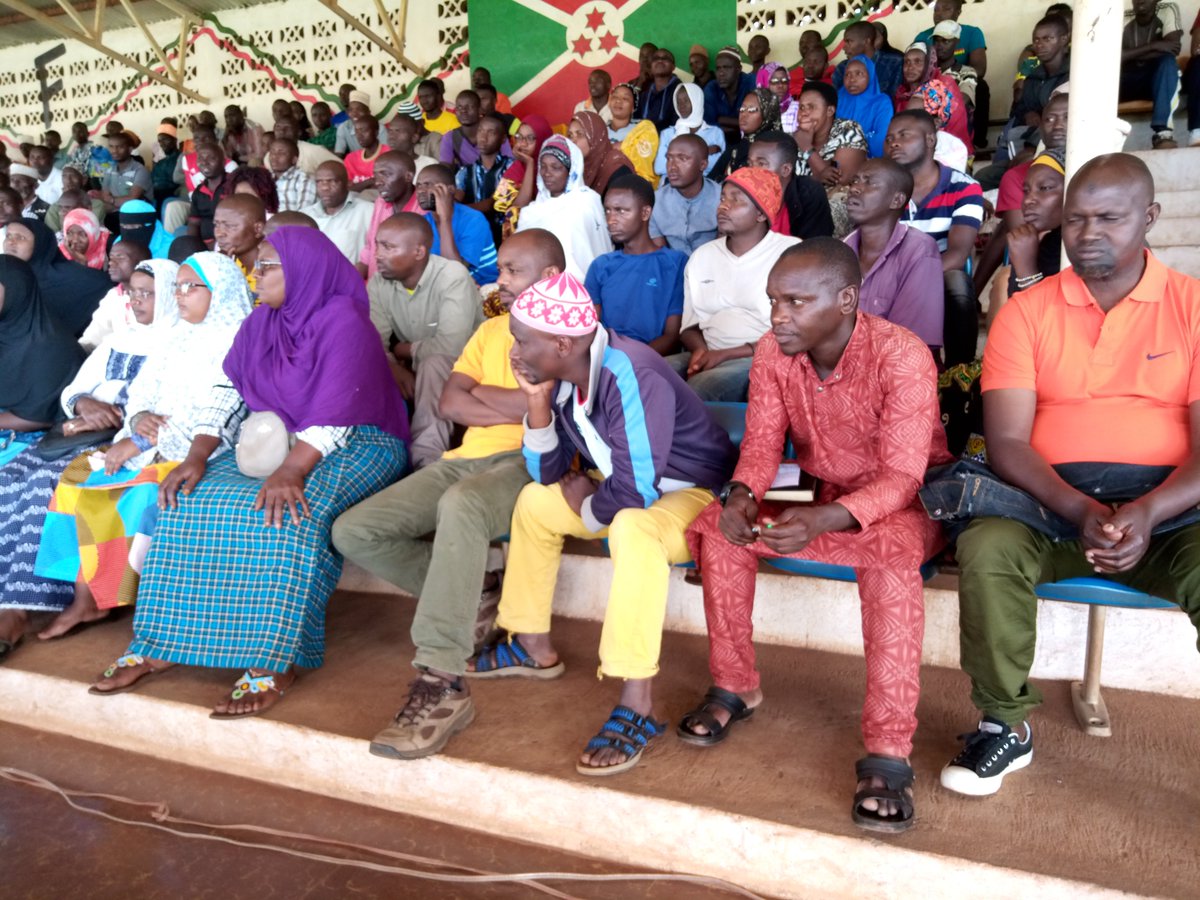 BuhumuzaProvinc's tweet photo. #Burundi L'administrateur Communal de #Muyinga 
 @AmedeeMisago a animé une réunion au stade #Umuco, ce vendredi 19/2/2021à l'intention de la population du Centre urbain #Muyinga. https://t.co/GaIBdhiNI7