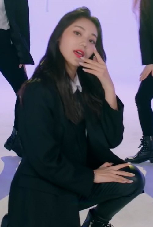 j1nsouls's tweet photo. MORE of jinsoul in suits https://t.co/rk2VxXXXsm