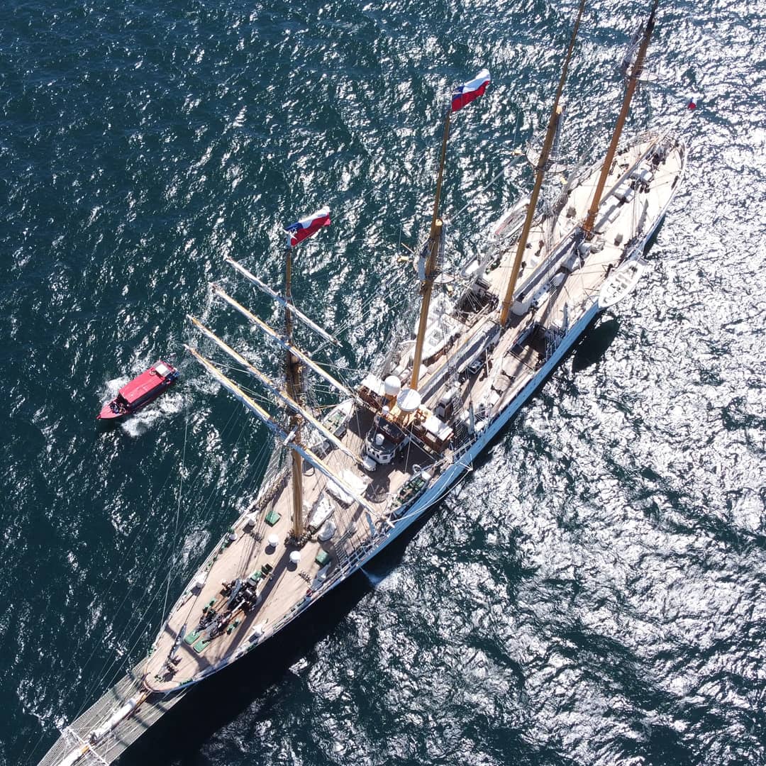 cotinen's tweet photo. #buqueescuelaesmeralda #puertomontt #mini2 #dji genial día para fotografiarlo #esmeralda https://t.co/ObutcOmIyh