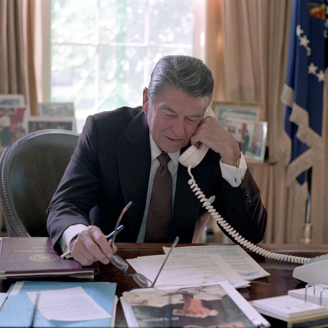 Il presidente Ronald Reagan al lavoro #anniruggenti #nostalgiacanaglia