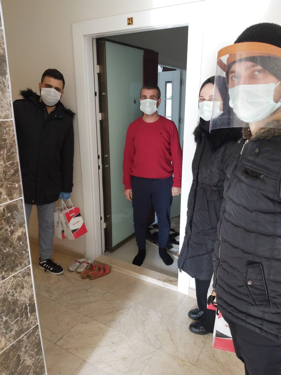 osman_ekim's tweet photo. Maskelerimizi taktık ve sosyal mesafeye önem vererek sosyal sorumluluk projesini gerçekleştirdik.😉

Maske , Kolonya, Sabun ve Bilgilendirme broşürü bulunan hijyen setini vatandaşlarımıza dağıttık.👇 https://t.co/07ZJOA1u2v