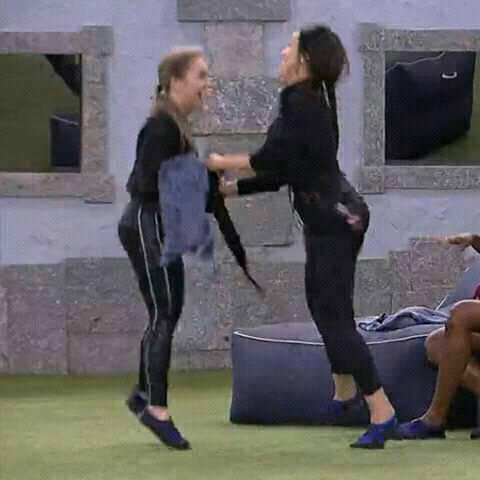 IsmaikSouza's tweet photo. Carla e juliette comemorando que karol e lumena foram eliminadas

#BBB21 
ELA ACORDOU // Carla e Fiuk https://t.co/chMopICJrT