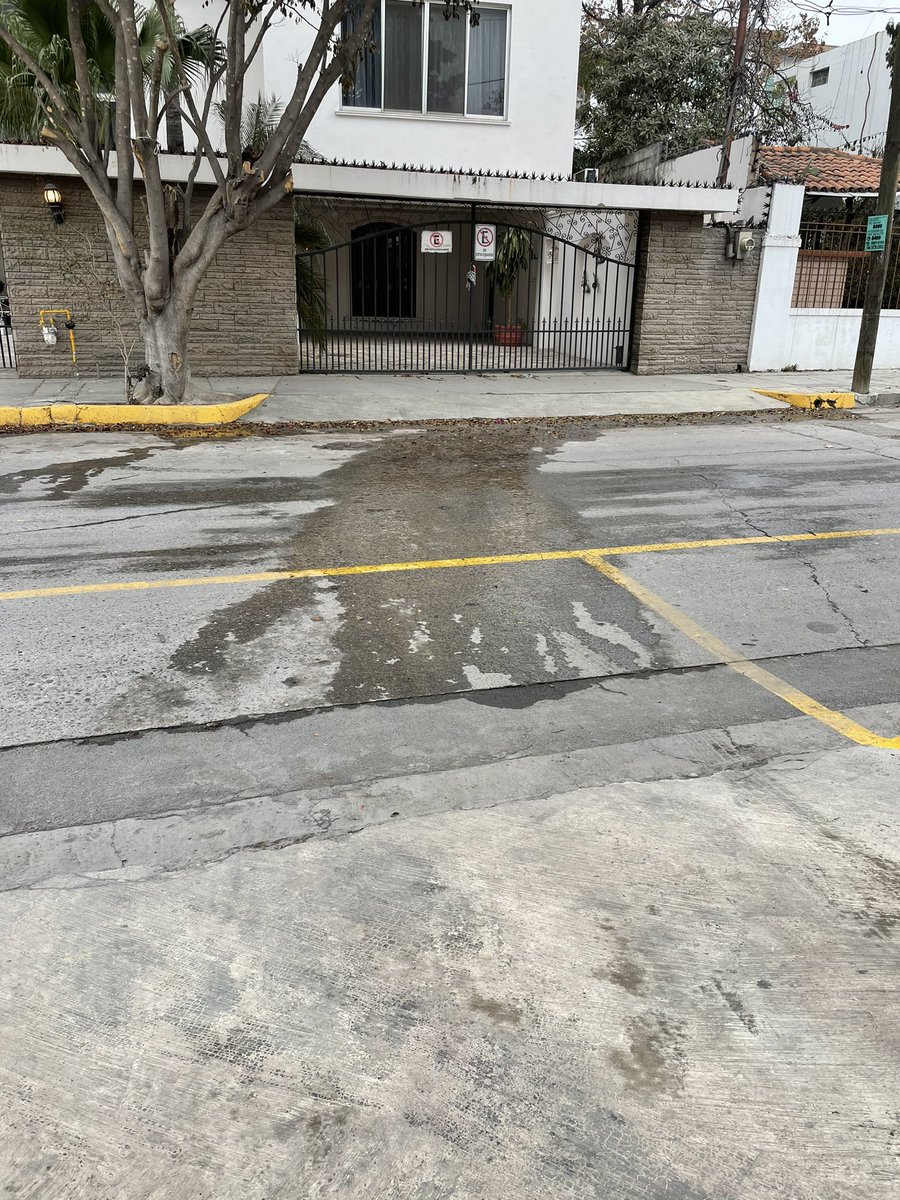 Fuga de drenaje con olor fétido saliendo por pluvial, favor de revisar <a href="/ServPublicosMty/">Secretaría de Servicios Públicos Mty</a> . @AyD_ParaTi se deslinda. 2 meses sin atender. Mexico 704 Sur. Obispado.