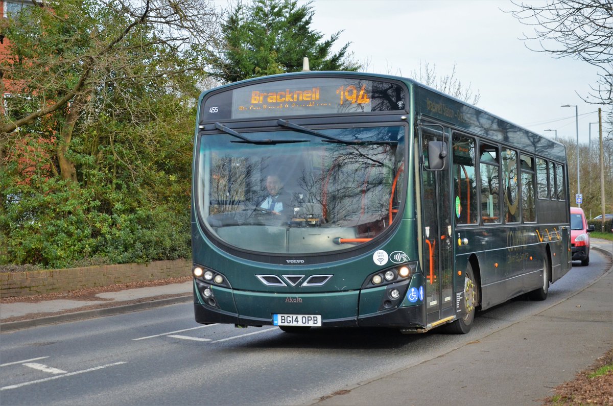TheRealStavioni's tweet photo. Circular walk this afternoon sees @ThamesValleyBus #WrightEclipse on a #Courtney 194 in Sandhurst, railway bridge across the #RiverBlackwater, @GWRHelp 165110 on a Reading to Redhill, & @StagecoachSouth #Enviro200 in Yateley on a 3 to Aldershot. #Bus #Train https://t.co/J1nYQiAFPK