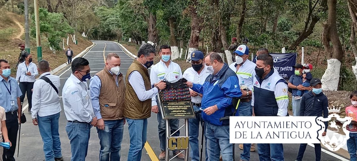 MuniAntiguaGt's tweet photo. NOTICIAS | Alcalde Víctor Hugo Del Pozo participa en inauguración del tramo carretero de Aldea San Juan Gascón a San Mateo Milpas Altas evento que contó con la presencia del Presidente de la República, Dr. Alejandro Giammattei. 

#TodoPorAntigua https://t.co/jPFetSiZWb