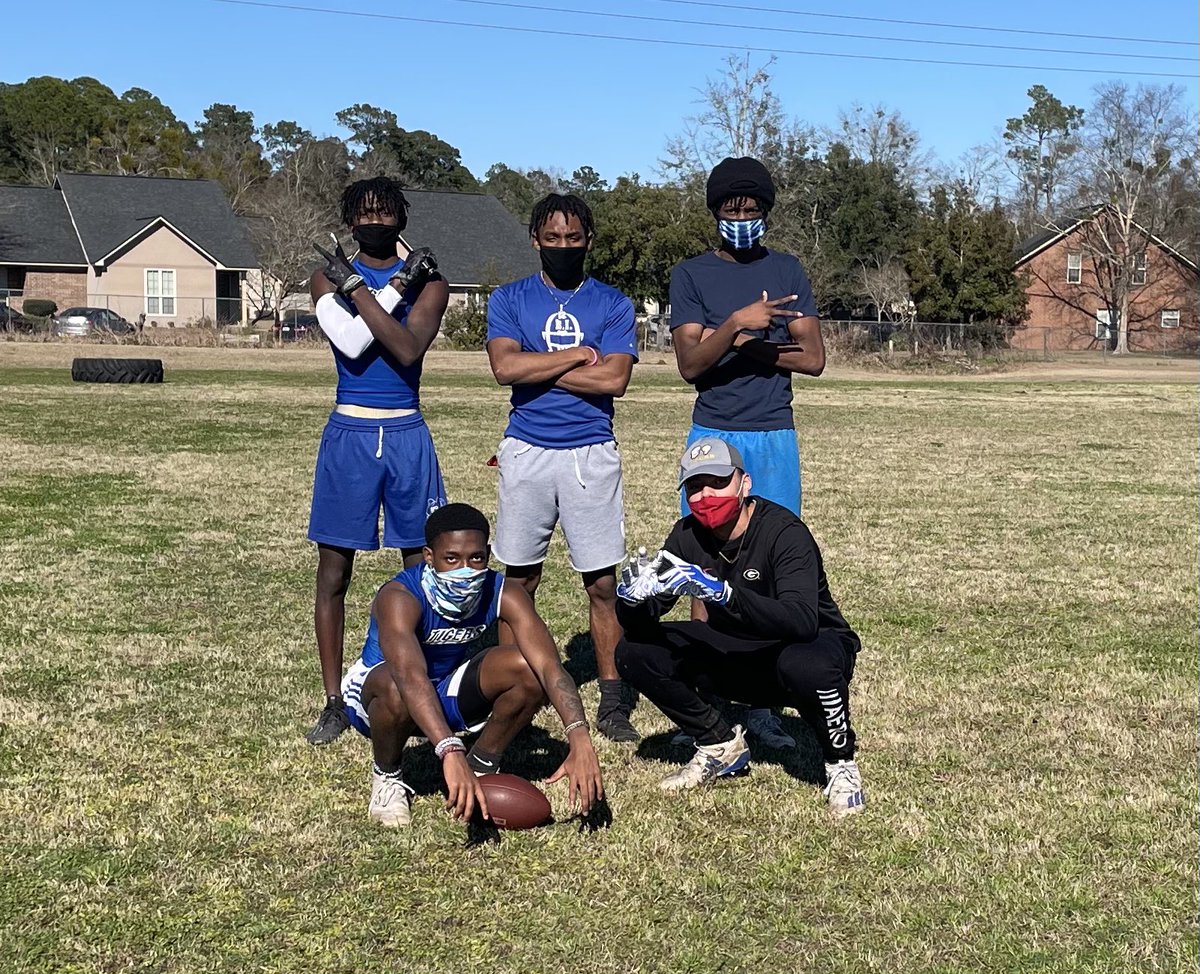GraysonJatarius's tweet photo. Getting sum good work in during the off season @shonb82 @RecruitGeorgia @melford_elijah @JahBesant @BtDaGoat @JahkiNewton and Sam 🤟🏾🏈💪🏾 https://t.co/a9kyCfrnmO