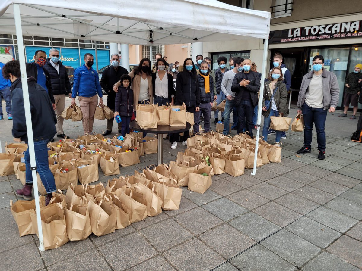 Opération réussie pour cette première distribution de colis alimentaires à destination des étudiant-e-s. Distribution de 100 colis dans les résidences et 40 colis à destination des migrant-e-s.
Merci à aux commerçant-e-s et assos. #bagnoletencommun