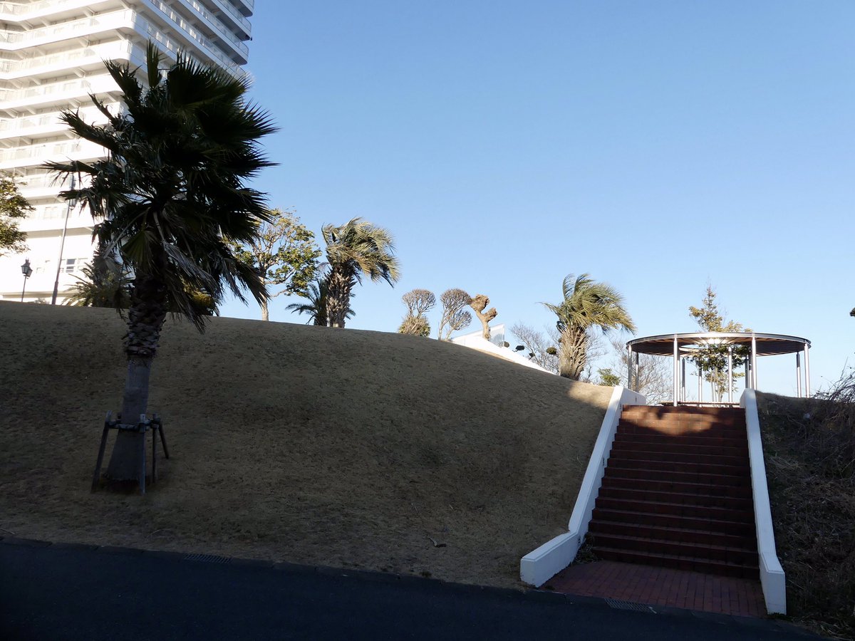 Morris Rumbler 知多郡南知多町 チッタナポリ4 ナポリタワー前の公園 見上げて見ると凄い迫力 上層階から見える 素晴らしい景色は 成功者の証なんだろうな でも都市計画で失敗して 値崩れが激しく 下層階は1000万以下とか 都市部のマンションより Morris Rumbler 知多郡南知多町 チッタナポリ4 ナポリタワー前の公園 見上げて見ると凄い迫力 上層階から見える 素晴らしい景色は 成功者の証なんだろうな でも都市計画で失敗して 値崩れが激しく 下層階は1000万以下とか 都市部のマンションより