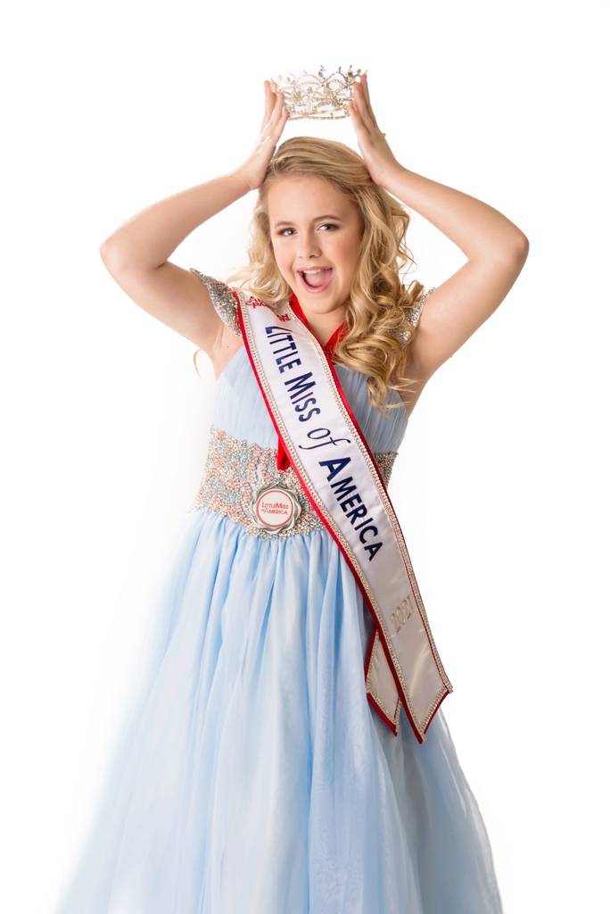 This crown could be YOURS! We are still processing applications every day! Check out americanpageants.org/apply to submit your FREE application and join us for a week of fun at Nationals!⁠
⁠
📸: @myheartsdesirephoto⁠
💄: @josiesfaces⁠
👑: @littlemissofamerica_