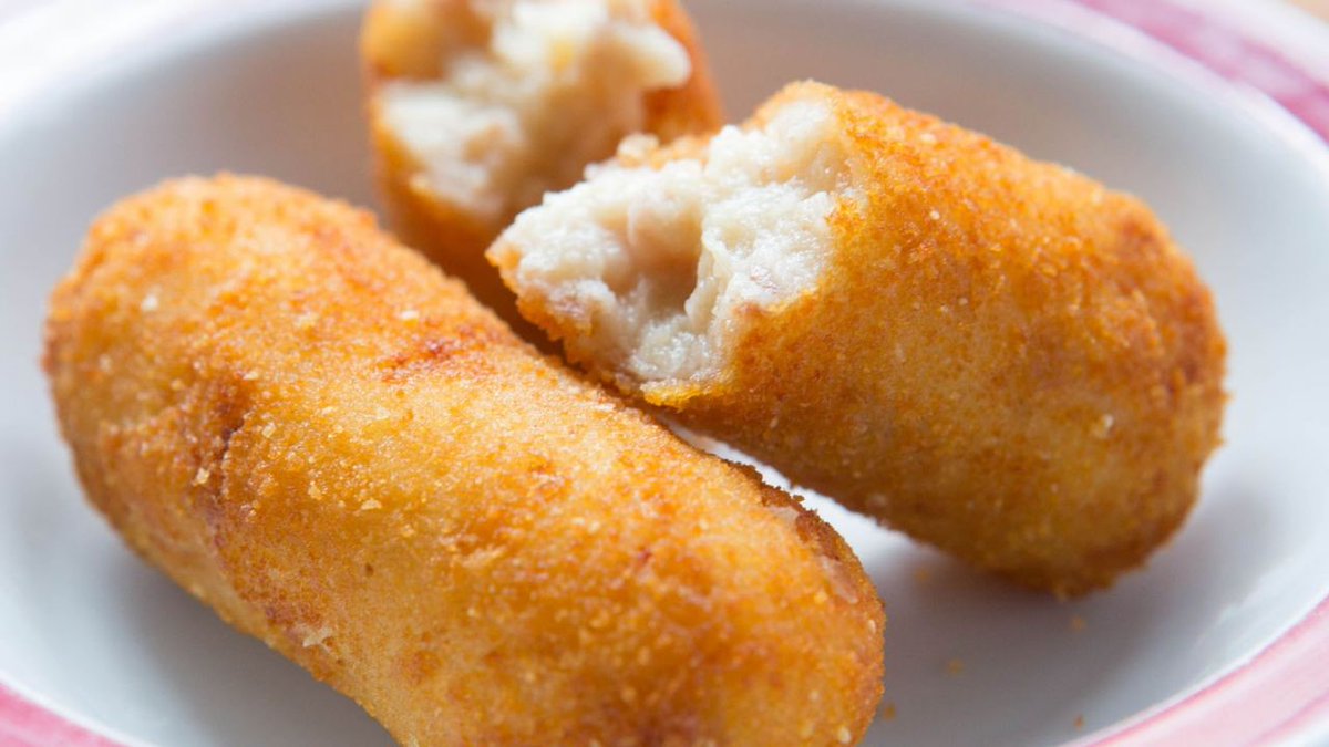 hora_delvermut's tweet photo. -Croquetes de bacallà, simple pero molt gustosa i amb uns punts d’allioli sobre les croquetes.

#magret #salmoFumat #popALaGallega #pop #pernill #pollastreRostit #boletsSilvestresiCeps #xoriç #anec #espinacs #panses #pinyons #beixamel #bechamel https://t.co/0uXajqxDTM