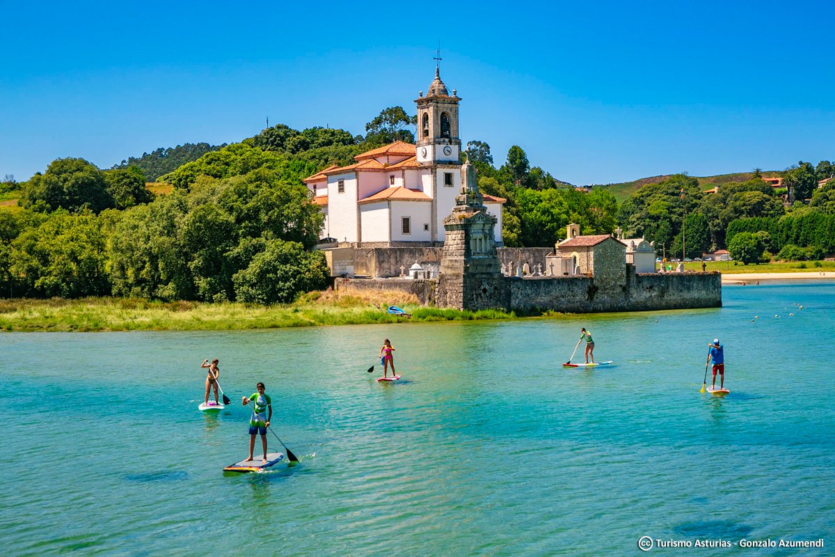 Paddle Surf... ¡una de las muchas actividades de turismo activo que nos encantan del verano en Asturias! 
ℹ️ turismoasturias.es/turismo-activo