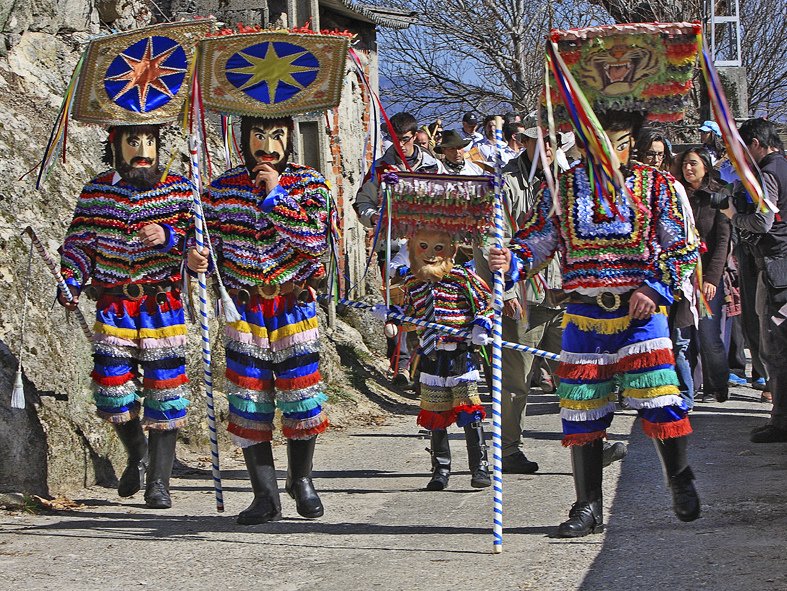SabiasGalicia's tweet photo. Sabías que os Boteiros son os protagonistas do #Entroido de Vilariño de Conso. En cada aldea do concello existe un Fulión en uns boteiros que bailan ao seu son, e con diferentes tipos de caretas segundo o lugar do concello do que proceden. #Galicia https://t.co/jW4N8fqHNH