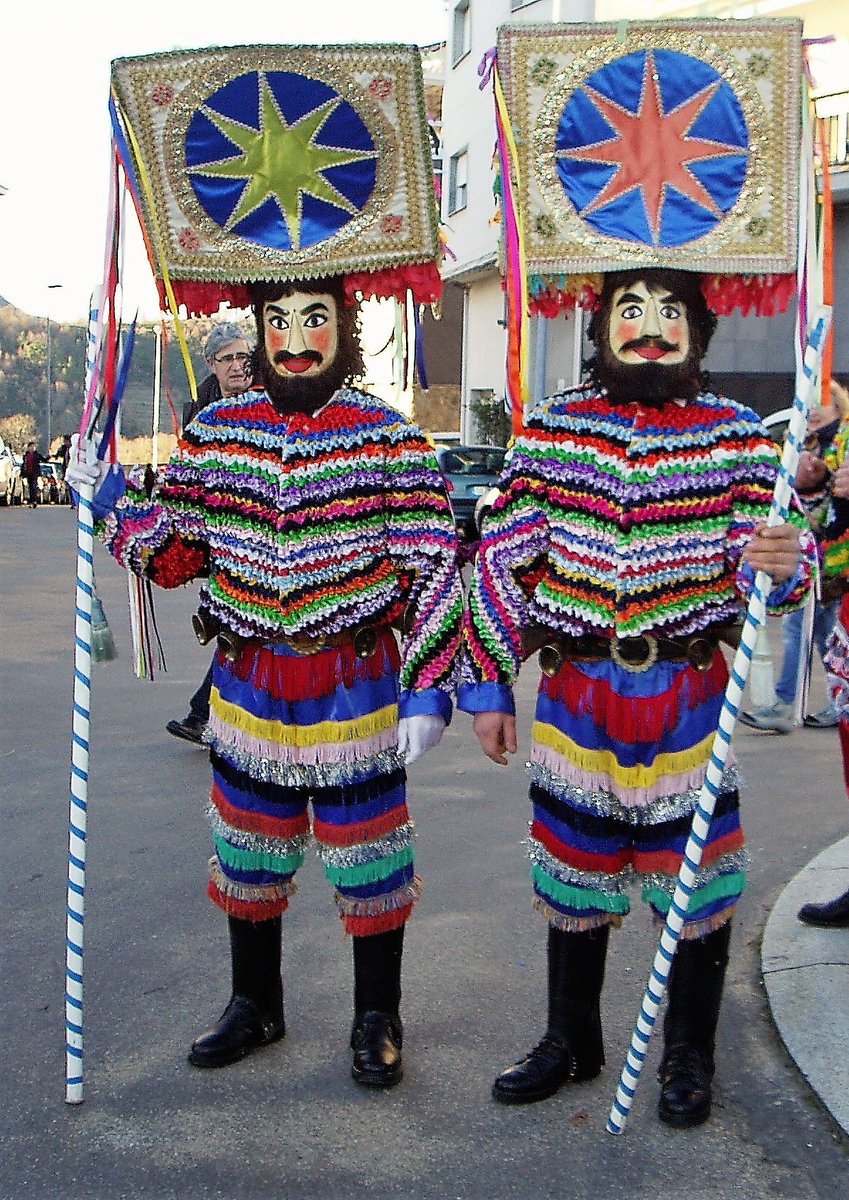 SabiasGalicia's tweet photo. Sabías que os Boteiros son os protagonistas do #Entroido de Vilariño de Conso. En cada aldea do concello existe un Fulión en uns boteiros que bailan ao seu son, e con diferentes tipos de caretas segundo o lugar do concello do que proceden. #Galicia https://t.co/jW4N8fqHNH