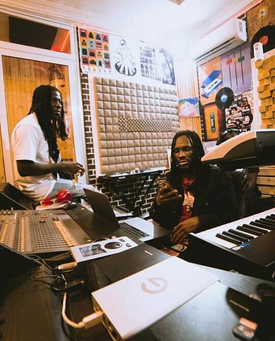 BhimNativesGh's tweet image. 1GAD @stonebwoyb inside @iamdjbreezygh's Sonic Grind Records. Pree This!! 🐐
