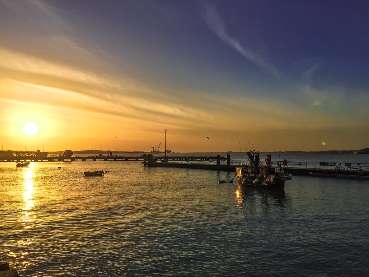 tintininkent's tweet photo. Tonight’s sunset #Harwich #Eesex #uk @itvweather @WeatherAisling @itvanglia @StormHour @ChrisPage90 @ThePhotoHour @VisitEssex @Essexlife @EssexByTheSea @EssexHundred @TendringMag @GetOutTendring @Tendring_DC @Ivan4Harwich @standardnews @HarwichStandard @AP_Magazine https://t.co/bMNZEBX822