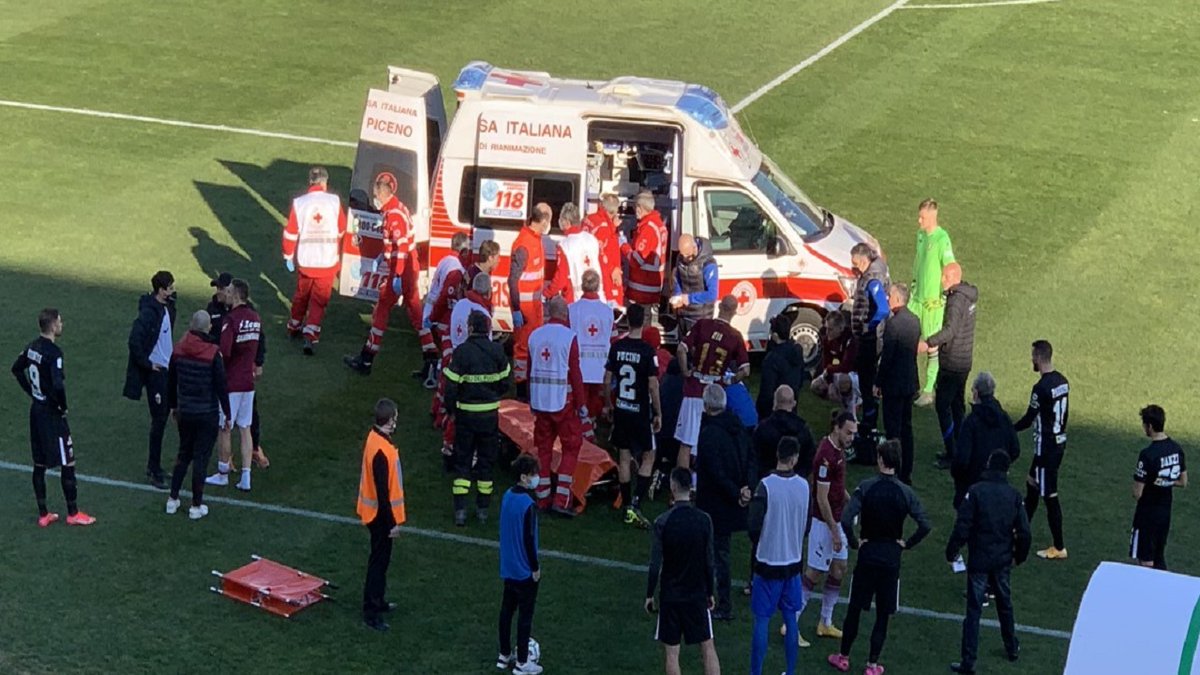 PicenoTime's tweet photo. Ascoli Calcio, Pulcinelli si congratula con operatori Croce Rossa per soccorsi a Dziczek: “Intervenuti in 10 secondi” https://t.co/IO4A94gcmv @crocerossa #serieb #AscoliSalernitana #ASCSAL https://t.co/AH6WXOi6uS