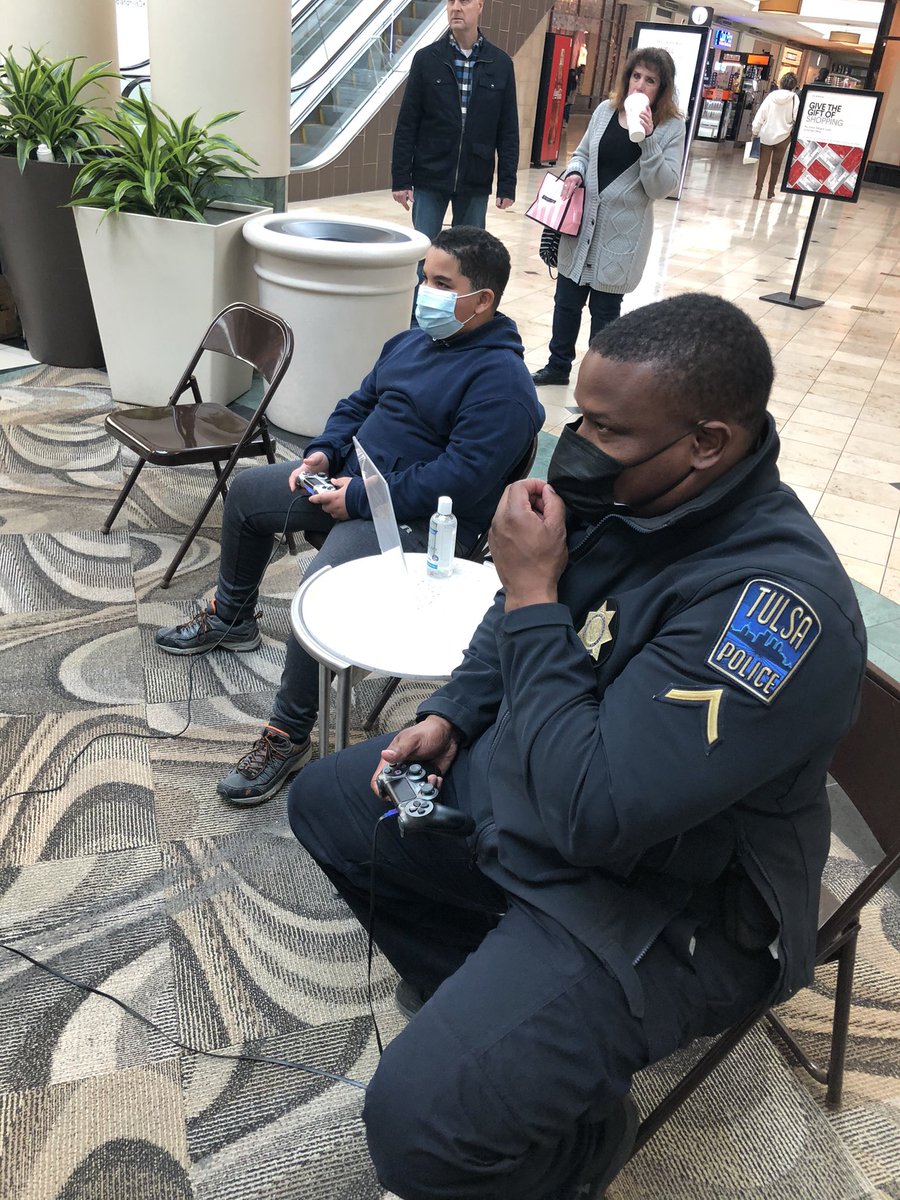 TPDMarkJr's tweet photo. @TulsaPolice @FCTulsa Some more action shots of our @TulsaPolice. #collaborativepolicing https://t.co/VGUbCgjrGV