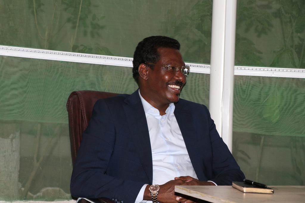 HimiloQParty's tweet photo. Guddoomiyaha Midowga Musharrixiinta @HESharifShAhmed ayaa caawa xarunta Midowga Musharrixiinta kula kulmay Madaxweynaha Galmudug @MrQoorqoor, waxay ka wada hadleen xaaladda Siyaasadeed ee Dalka iyo sidii loo maareyn lahaa Marxaladda kala guurka ah ee xilligaan dalku maraayo. https://t.co/AbyV5nyGL9