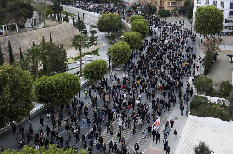 SirenesFR's tweet photo. 🇨🇾[Manifestation] Les #chypriotes défient l'interdiction pour protester à nouveau contre la #corruption et les mesures #sanitaires contre la #COVID19. (Reuters) https://t.co/6qec1pml7n