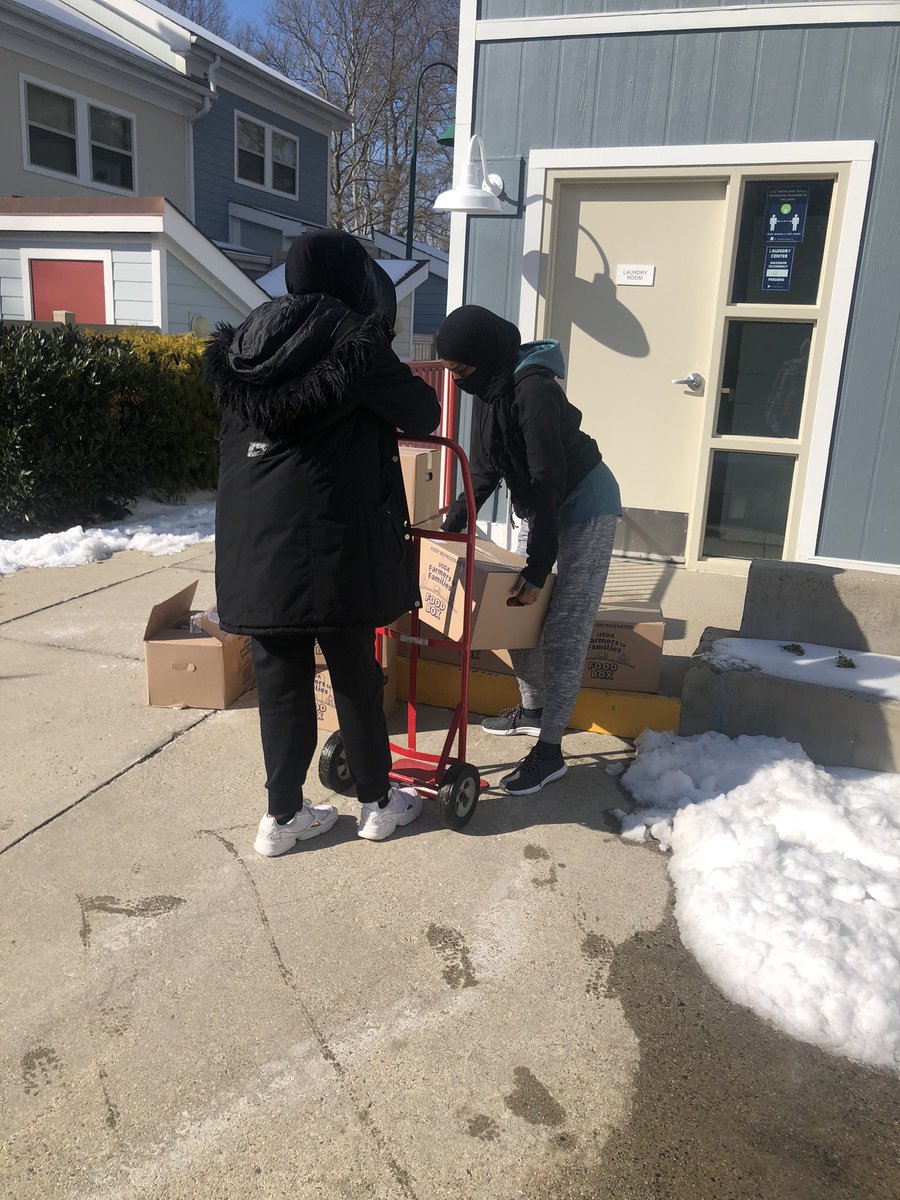 SharonSaidWhat's tweet photo. Quick shoutout to our youth @ECDVolunteers for helping distribute 35 boxes of fresh food to residents and collecting food to share with the larger community today! https://t.co/adPB519mWb