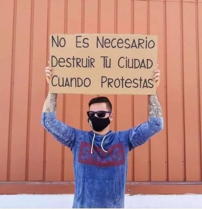 shinosucke's tweet photo. Gracia 
Nike 
“No es necesario destruir tu ciudad cuando protestas” 👏🏼 #Barcelona https://t.co/wJ7zwVlZKc
