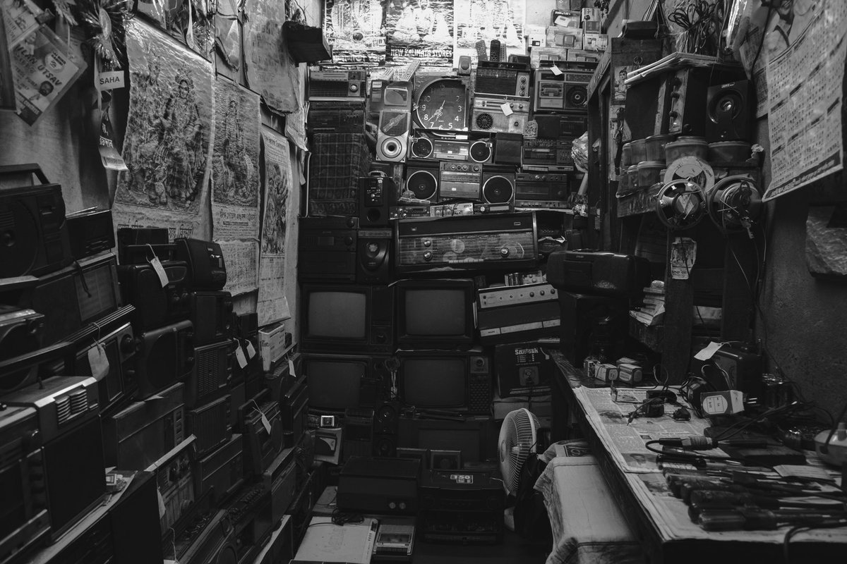 JishnuBasak's tweet photo. A typical old fashioned workshop in #Kolkata looks like this. Previously, dual band radio &amp;television repair shops were the most common across #NorthCalcutta roadside. I suddenly spotted one of those near #Kumortuli and lost all my #colors into the world of #contrast &amp; #highlight https://t.co/4cV8FuuIHU