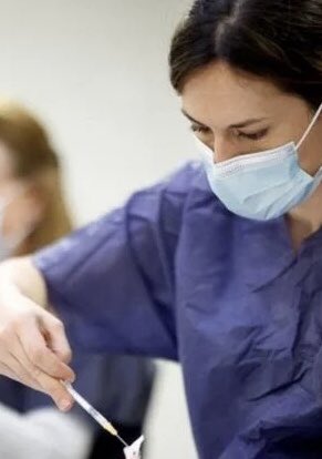 henrijoue's tweet photo. «En déplacement à Nice, le ministre de la Santé demande au préfet et aux élus locaux de prendre des mesures...» Mrs MACRON &amp; Véran comptent un jour s’occuper des vaccins? C’est leur job, non? Le vaccin libère, lui; et lui seul mettra fin au confinement—>aux galères multiples https://t.co/d2TwX13UPC