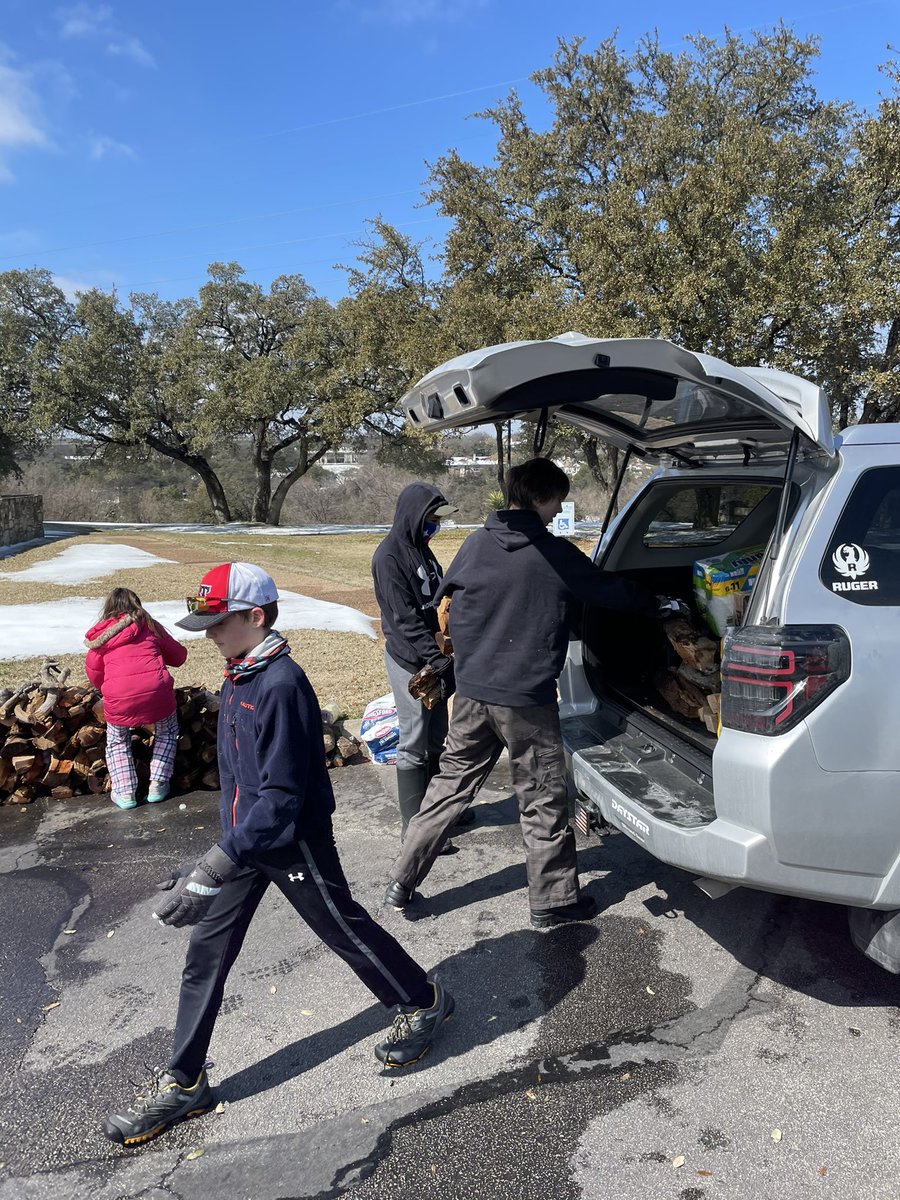 Mr_JCE's tweet photo. HELP! MILK WANTED! 📢

Follow up on the two ATX women - Kami &amp; Kim - making home deliveries: https://t.co/8ZqwPpWpZ3

“Milk is the thing we need the most! There’s so many families need milk right now💜” 

If you know where to find milk: Contact Kami at 808-334-2816 @cbsaustin https://t.co/xwc3HzqxPx