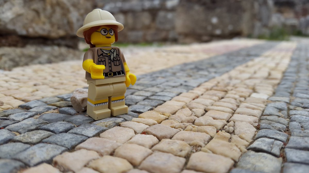 I don't have any epic classics MOCs to show ofg but my minifigs love to explore historical sites, especially the classical ones

#InternationalLegoClassicismDay