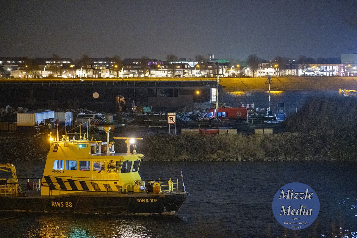 De politie is zaterdagavond een onderzoek gestart nadat er een stoffelijk overschot in het water van de 1e Rijksbinnenhaven aan de #Noordersluisweg is aangetroffen #IJmuiden #Velsen zie..