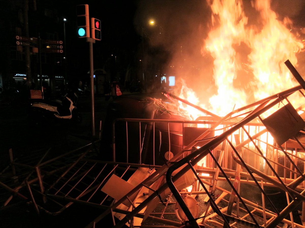 📸 FOTO | Manifestants couen calçots amb el foc d'una barricada a Lesseps

Informa <a href="/SergiBaixasColo/">Sergi Baixas Colo</a> 
naciodigital.cat/noticia/205332…