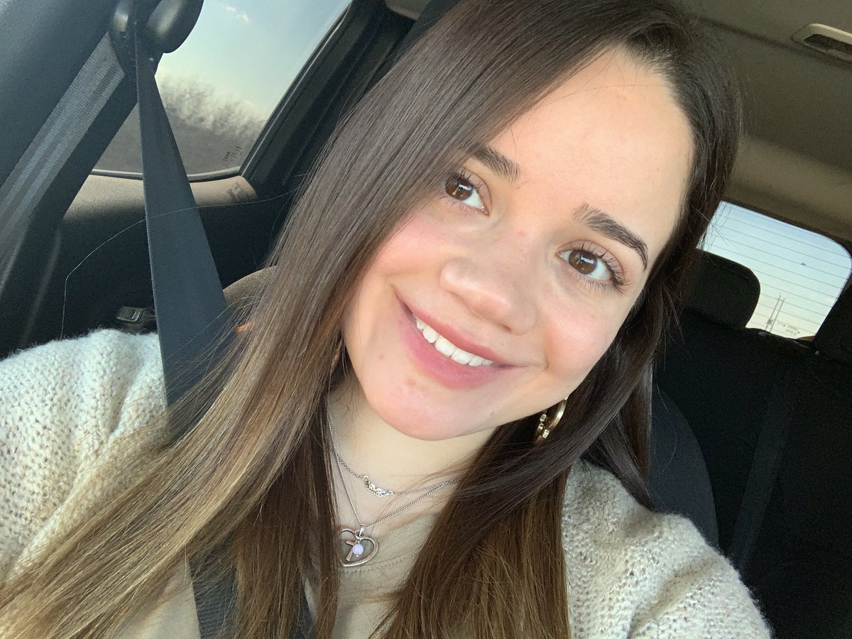 ElyssaTBena's tweet image. Sunny and 75 with some natural blush 🌼
#WeekendSun