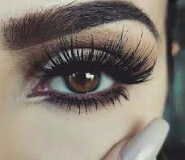 ترمي مقلتيكِ بالرموشِ سهاما
يُردينَ القلبَ يسلبنهُ المناما

احتضنَ الشفقُ وجنتيكِ لوناً
فبان الإحمرار بقلبي سِقاما

رفقاً سيدةُ الإغراء فبانكِ
يُحركُ سواكنَ الروحِ غراما

ظميءٌ لشهدِ شفاهكِ سيدتي
من رشفَ شفاهكِ لم يُضاما

ضميني بحجركِ طفلاً 
عانى لاقتحام أحضانكِ ملاما
#عراق